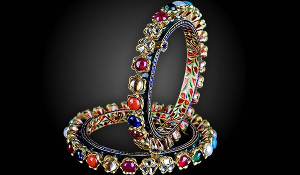 Since ages, gold has been a preferred metal for meenakari