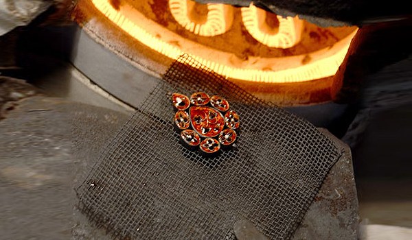 Enamel colors chiefly consist of metal oxides
