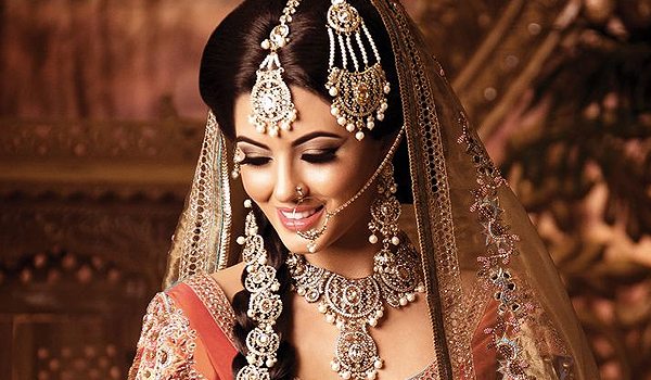 https://www.culturalindia.net/iliimages/Indian-Bridal-Jewelry-6.jpg