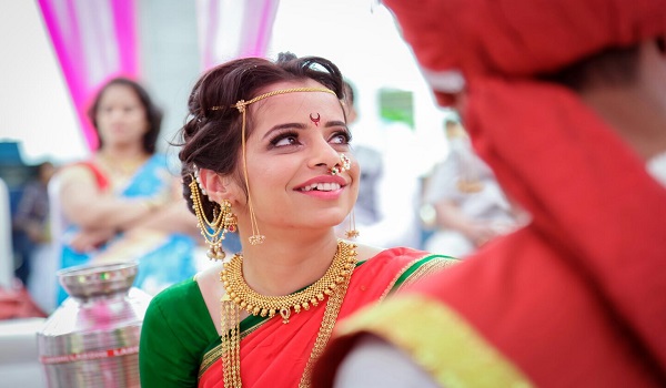 Maharashtrian bride wears a traditional Navari saree.