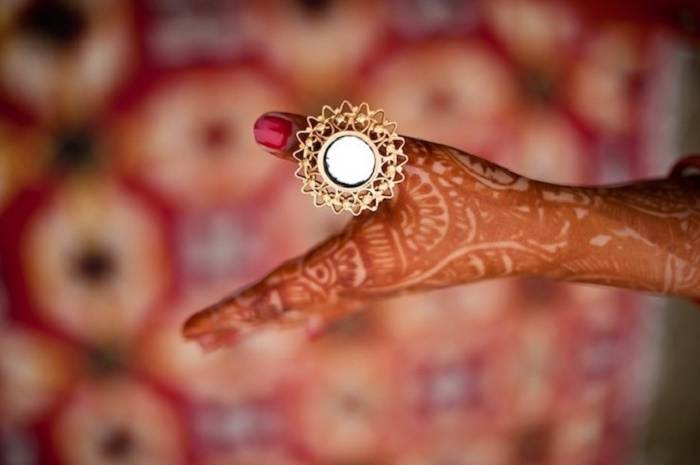 Aarsi is a thumb ring that features a small mirror that enhances the look of the bride's hands.