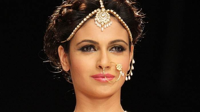 Maang Tikka (Pic Courtesy: culturalindia.net) Maang Tikka is worn on the central parting of the hair.